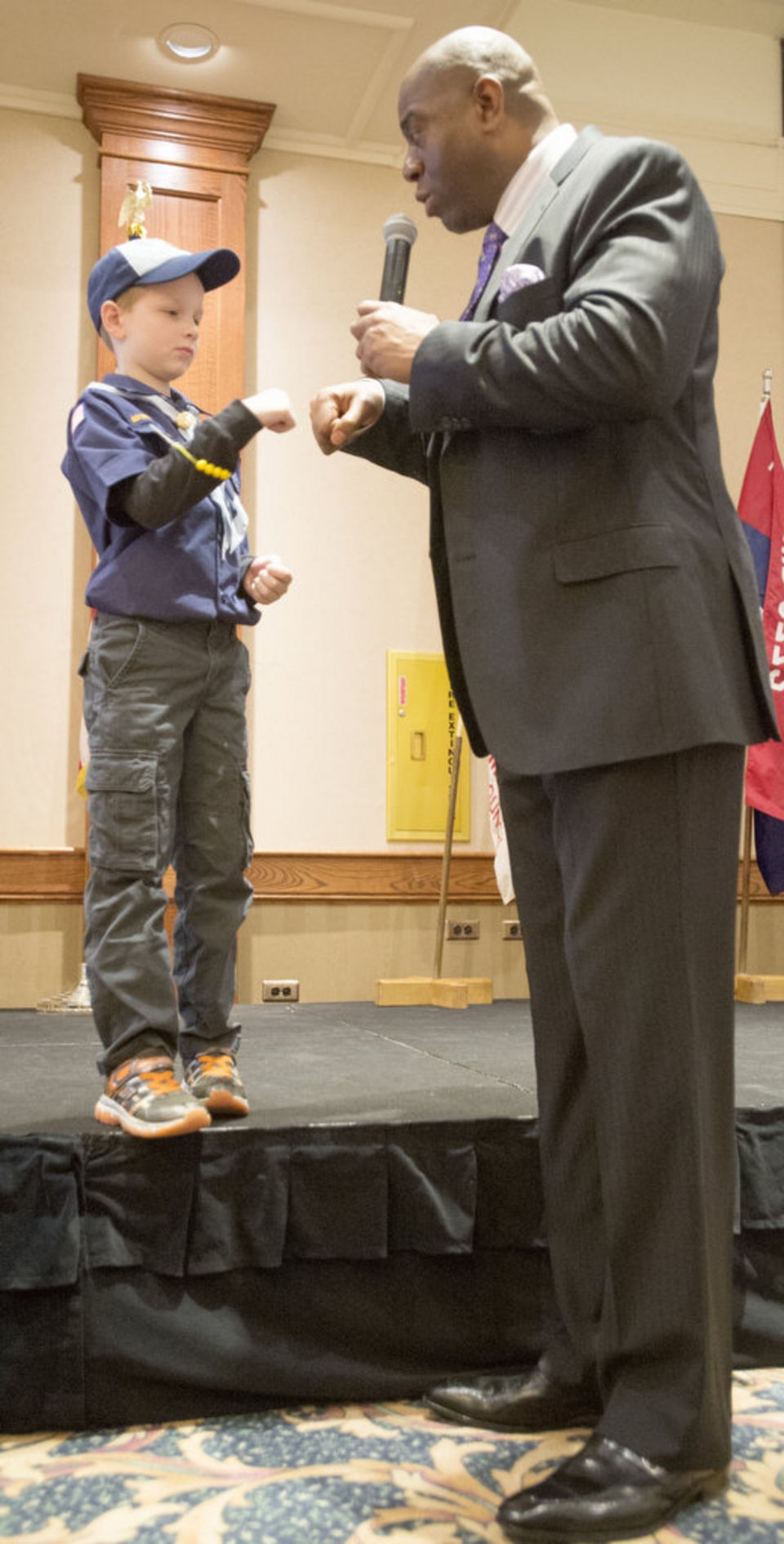 Magic-johnson-fist-bump